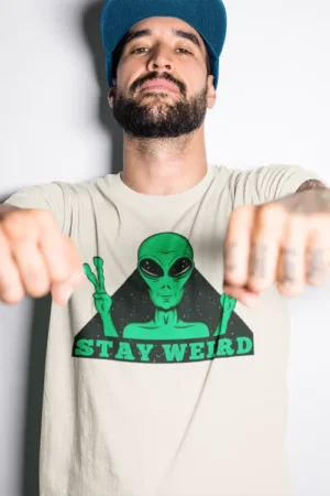Мъжка тениска с щампа Зелен извънземен с вдигнати пръсти и надпис STAY WEIRD