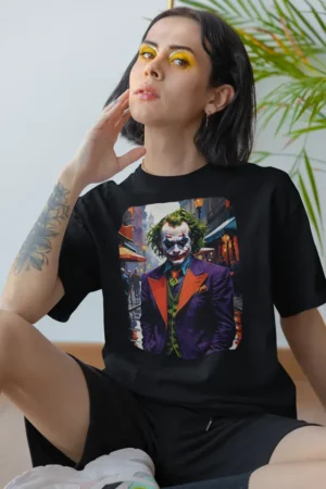 Oversize тениска с щампа Жокера в лилаво и оранжево на дъждовна улица - Черно