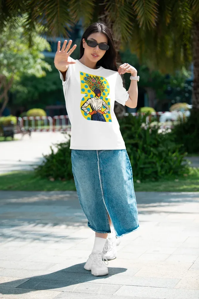 Oversize тениска с щампа Жена с букет цветя