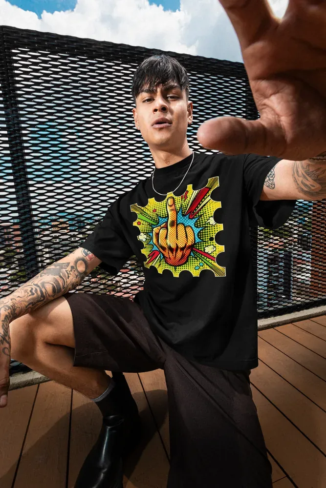 Oversize тениска с щампа Вдигнат среден пръст в комикс растер