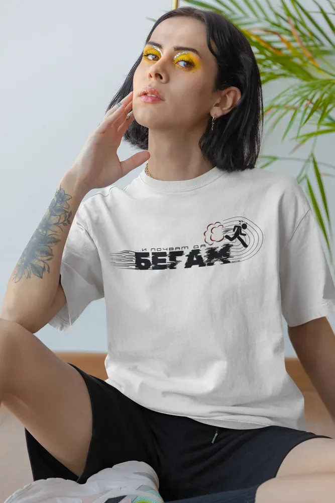 Oversize тениска с щампа Бягаща фигурка и култовата интернет реплика