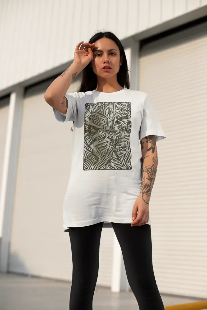 Oversize тениска с щампа Мъжко лице, изградено от лабиринт черни линии