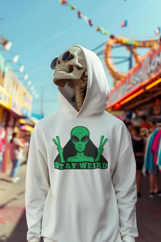 Суичър с щампа Зелен извънземен с вдигнати пръсти и надпис STAY WEIRD