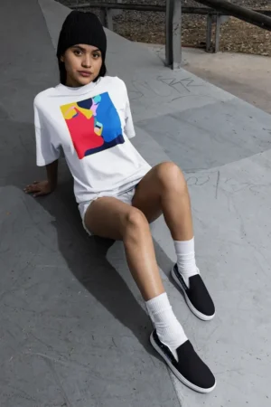 Oversize тениска с щампа Две лица в целувка от плътни форми - Бяло