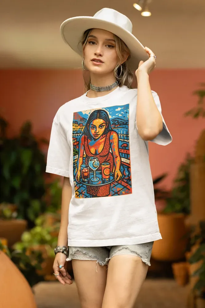 Oversize тениска с щампа Жена с поднос коктейли