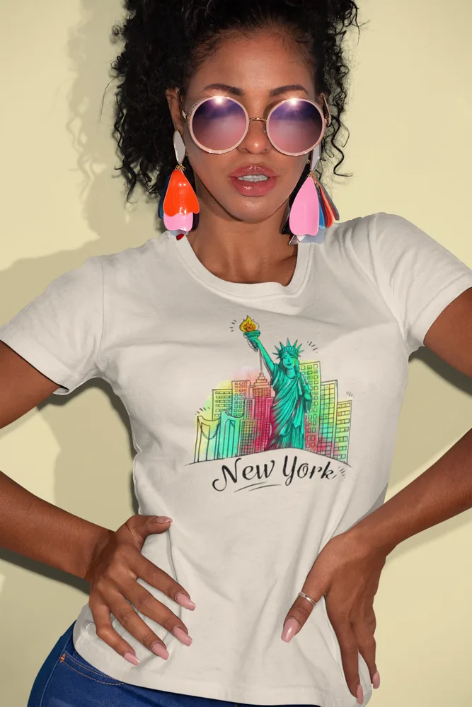 Дамска тениска с щампа Статуята на свободата пред небостъргачи и надпис New York