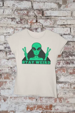 Дамска тениска с щампа Зелен извънземен с вдигнати пръсти и надпис STAY WEIRD