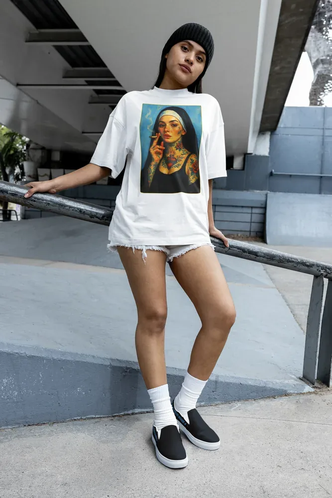 Oversize тениска с щампа Монахиня с татуировки и цигара