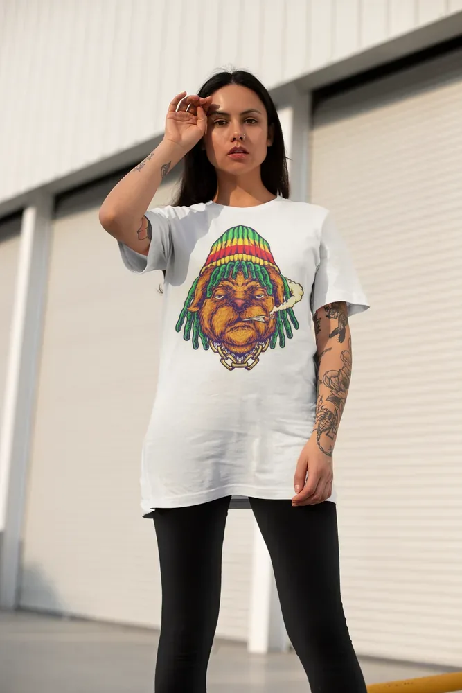 Oversize тениска с щампа Мечок с расти плитки и златен ланец