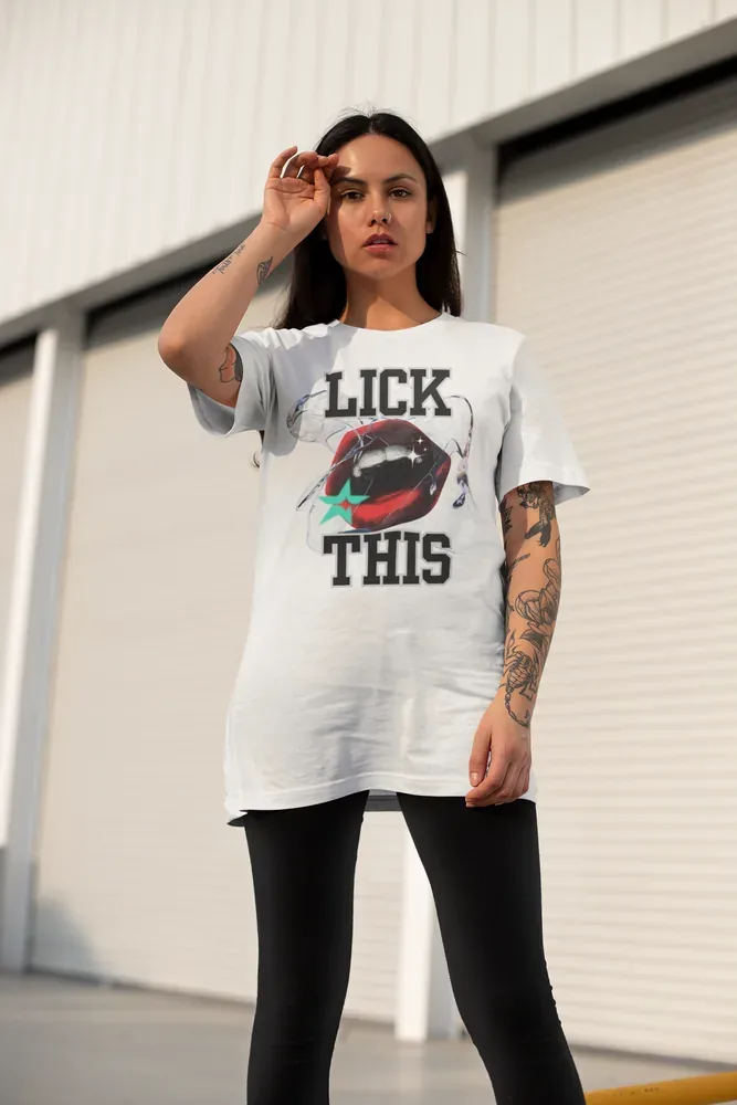 Oversize тениска с щампа Червени устни със звезди и надписи LICK и THIS