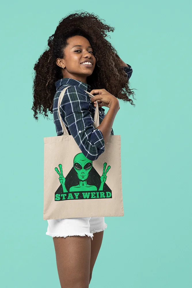 Памучна чанта с щампа Зелен извънземен с вдигнати пръсти и надпис STAY WEIRD - Natural
